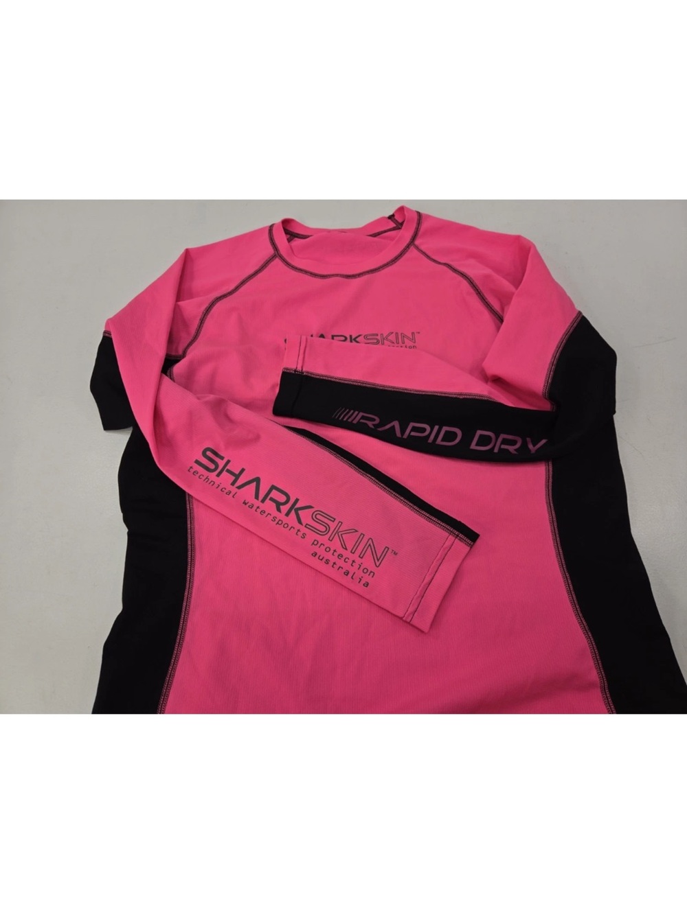 Sharkskin Rapid Dry Long Sleeve Rashguard Surf Swim Top Black Pink Size L
